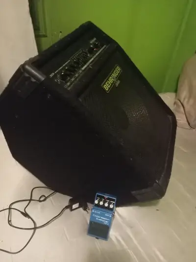 Amplificador Behringer Ultrabass BXL900A con pedal Boss - miniatura 1