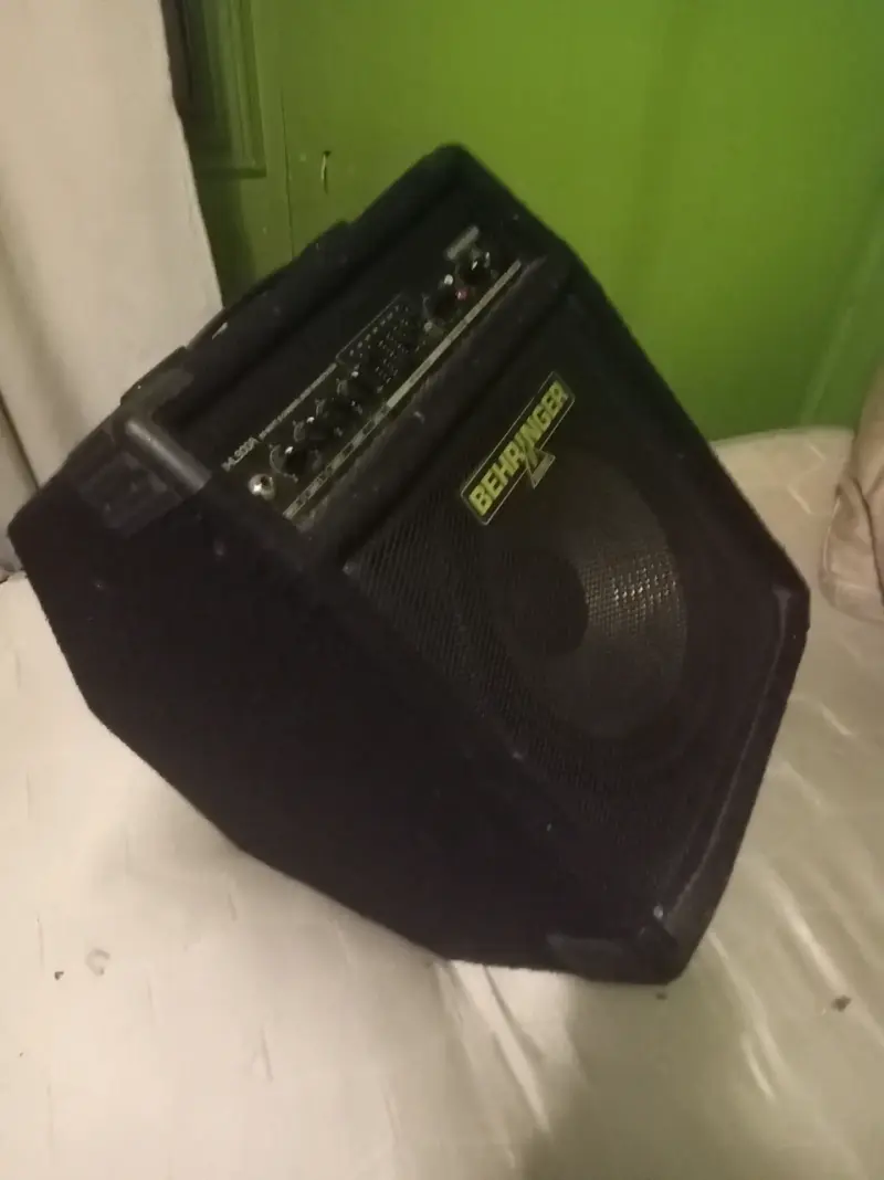 Amplificador Behringer Ultrabass BXL900A con pedal Boss - 3