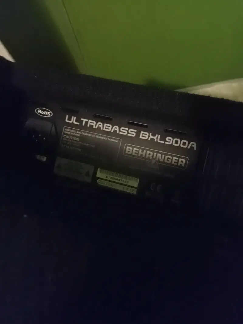 Amplificador Behringer Ultrabass BXL900A con pedal Boss - 4