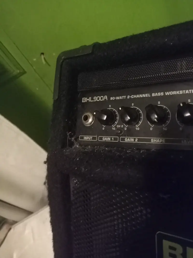 Amplificador Behringer Ultrabass BXL900A con pedal Boss - 5