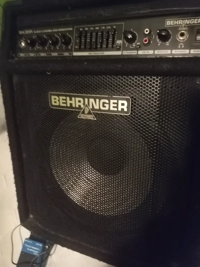 Amplificador Behringer Ultrabass BXL900A con pedal Boss - 6