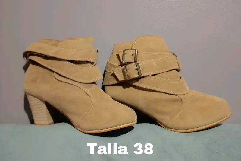 Botines de gamuza beige con hebillas talla 38