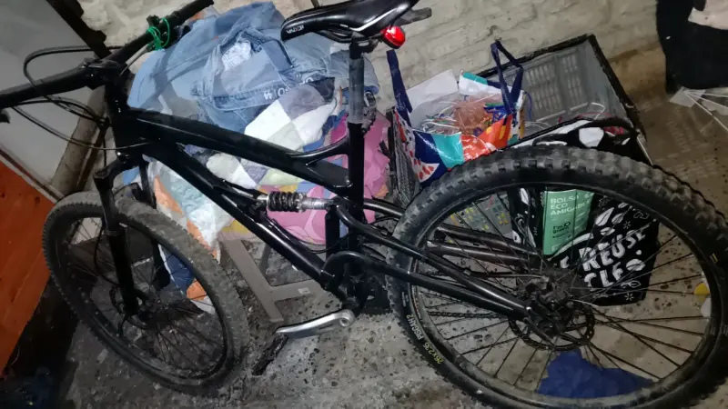 Bicicleta de Montaña Negra con Suspensión - 1
