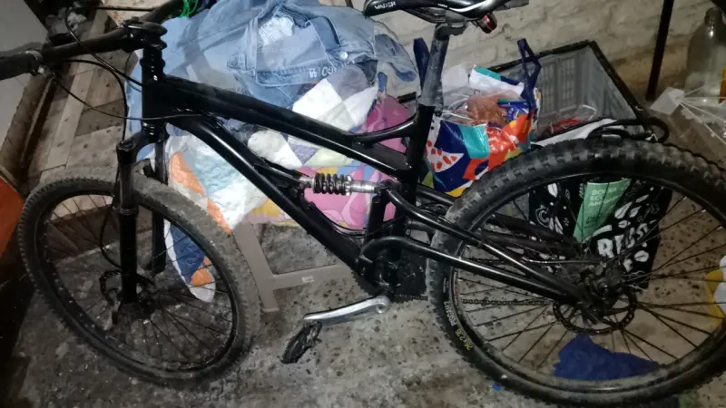 Bicicleta de Montaña Negra con Suspensión - 2
