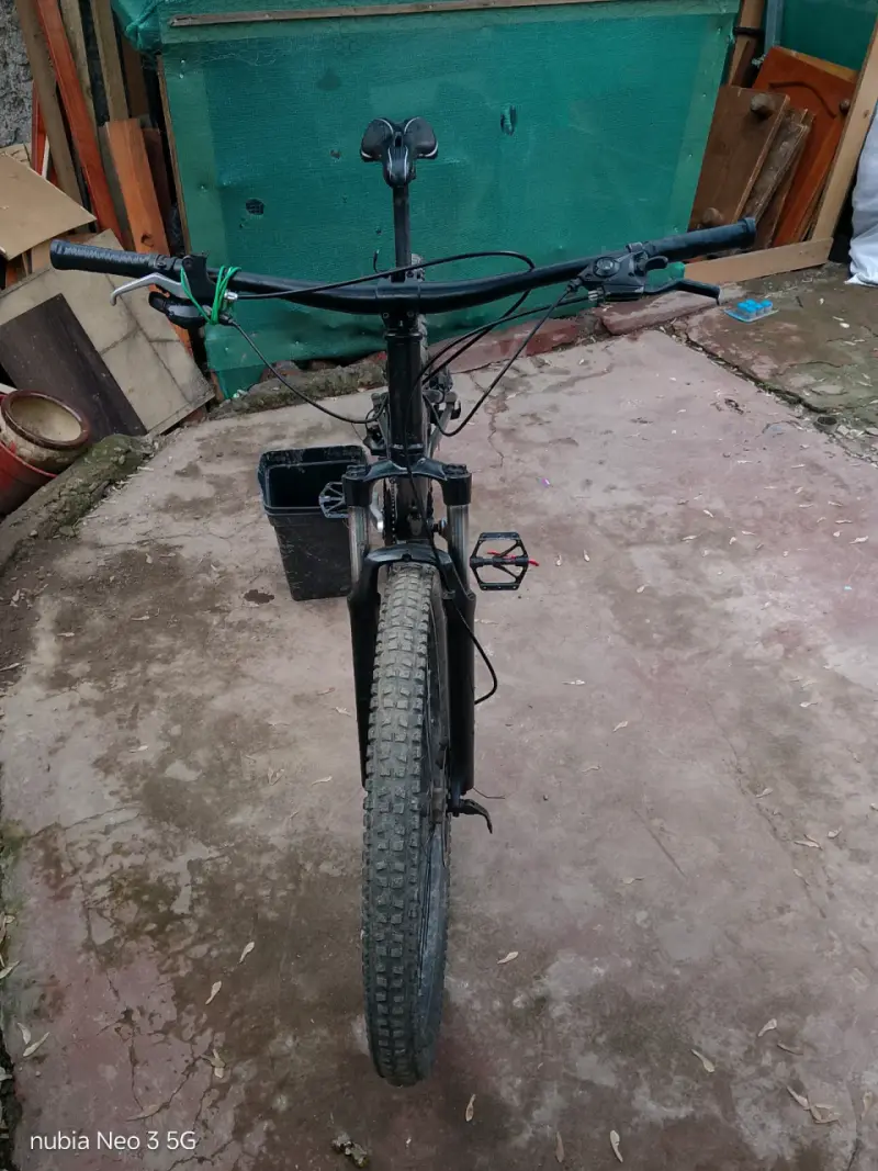 Bicicleta de Montaña Negra con Suspensión - 3