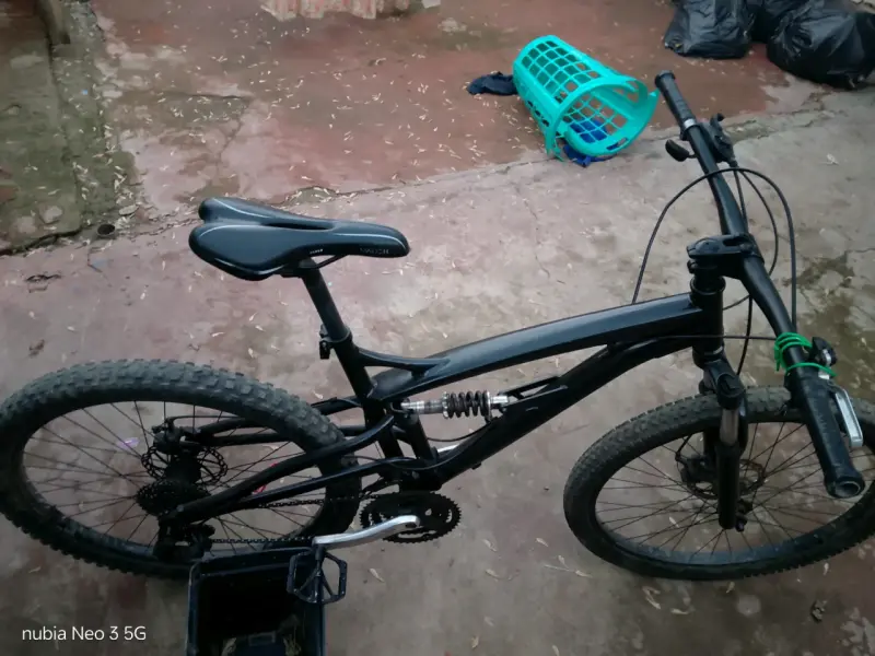 Bicicleta de Montaña Negra con Suspensión - 4