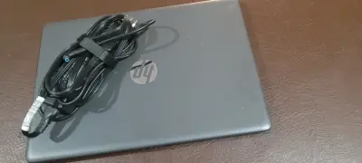 Notebook HP con cargador en buen estado - miniatura 3