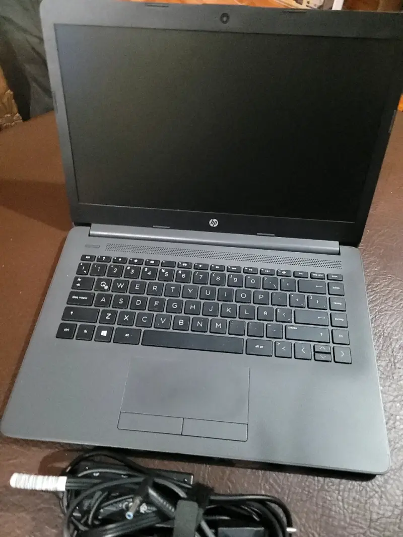 Notebook HP con cargador en buen estado - 4