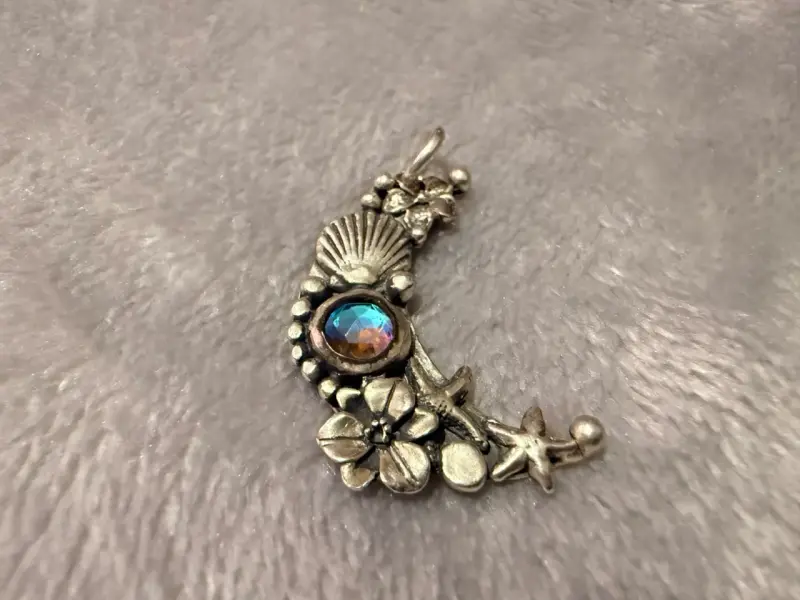 Colgante de luna con detalles florales y gema azul - 1