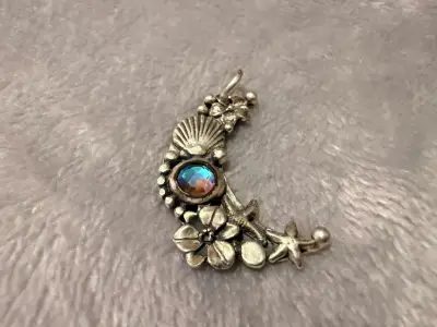 Colgante de luna con detalles florales y gema azul - miniatura 1