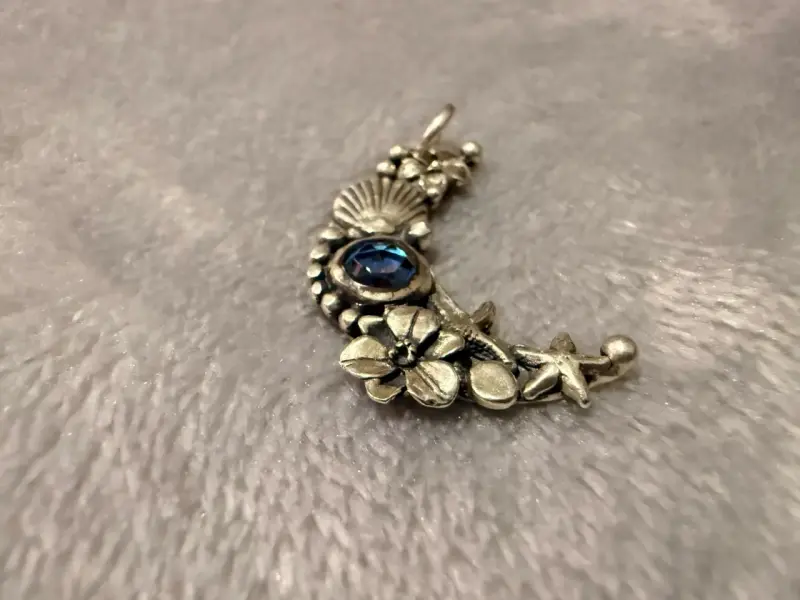 Colgante de luna con detalles florales y gema azul - 2