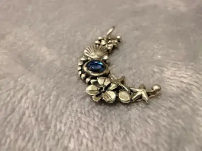 Colgante de luna con detalles florales y gema azul - miniatura 2