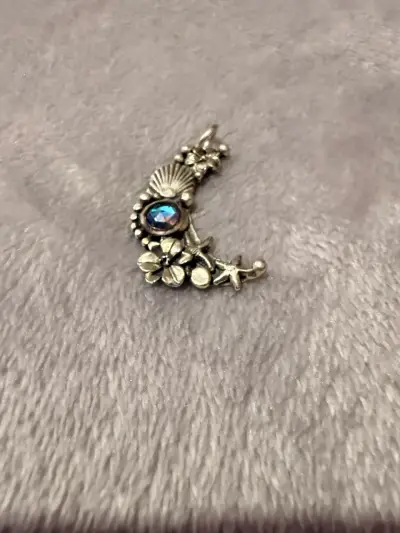 Colgante de luna con detalles florales y gema azul - miniatura 3