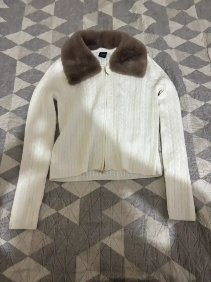 Chaleco de punto blanco con cuello de piel sintética - 1