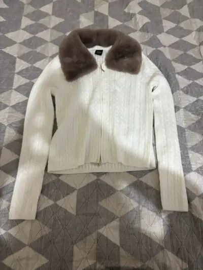 Chaleco de punto blanco con cuello de piel sintética - miniatura 1