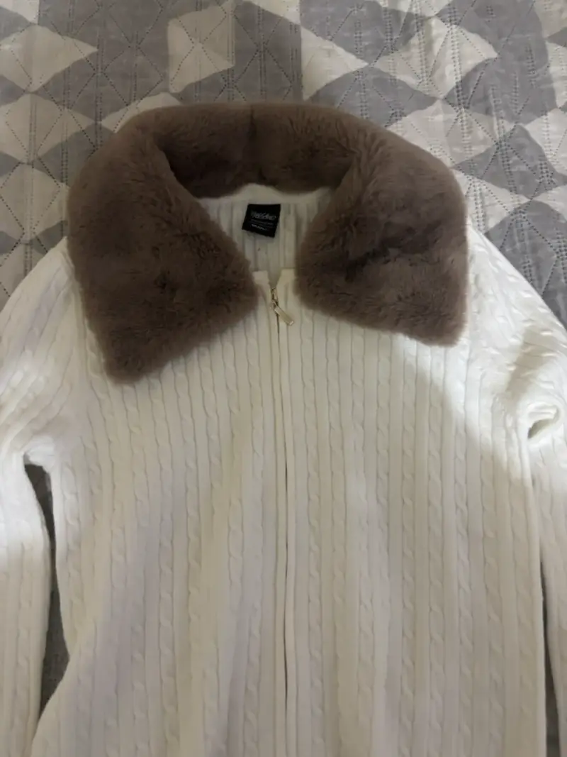 Chaleco de punto blanco con cuello de piel sintética - 2