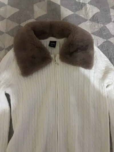 Chaleco de punto blanco con cuello de piel sintética - miniatura 2