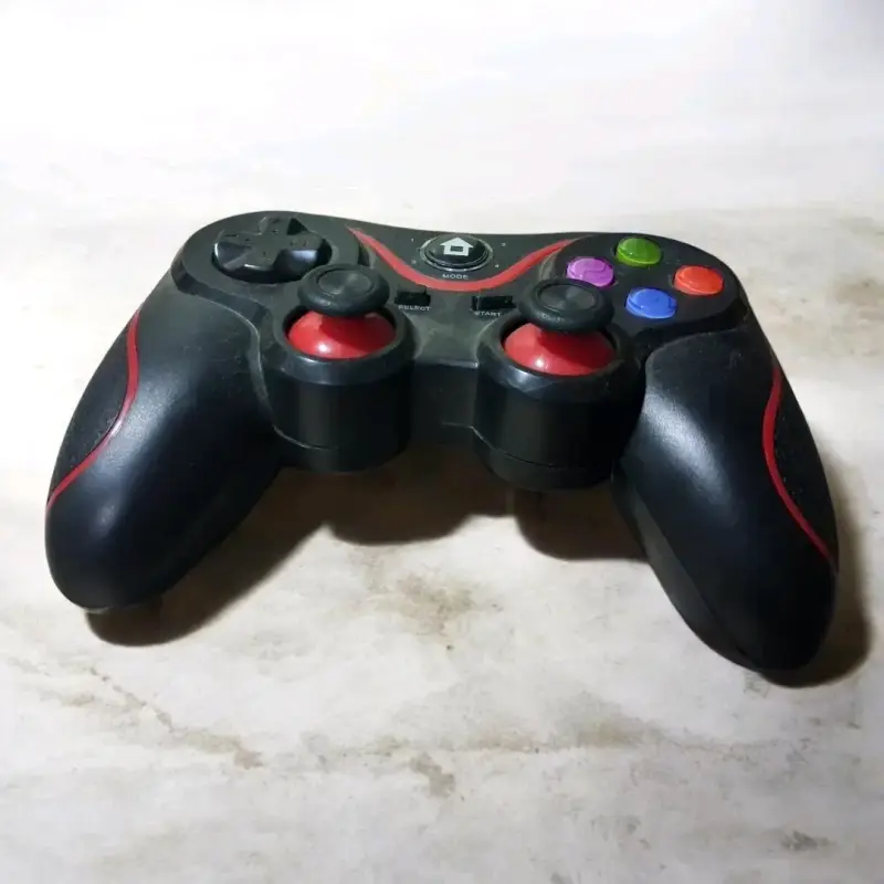 Control inalámbrico para videojuegos con diseño ergonómico - 1