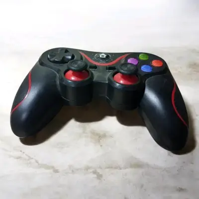 Control inalámbrico para videojuegos con diseño ergonómico - miniatura 1