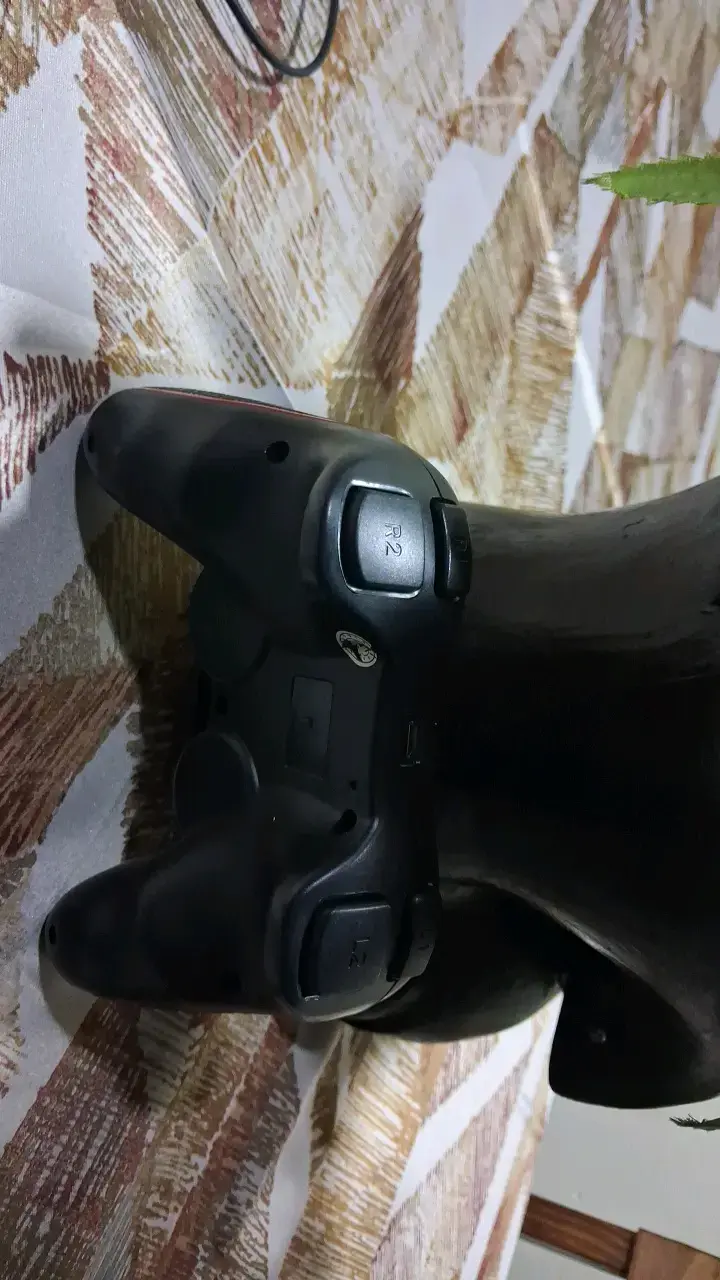 Control inalámbrico para videojuegos con diseño ergonómico - 2