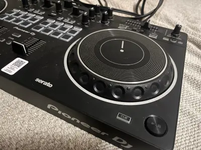 Controlador DJ Pioneer DDJ-REV1 con Serato - miniatura 1