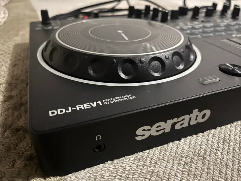Controlador DJ Pioneer DDJ-REV1 con Serato - 2