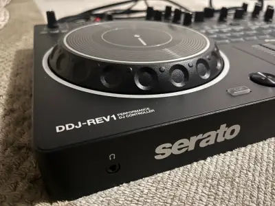 Controlador DJ Pioneer DDJ-REV1 con Serato - miniatura 2
