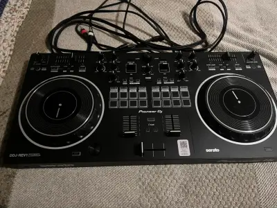 Controlador DJ Pioneer DDJ-REV1 con Serato - miniatura 3
