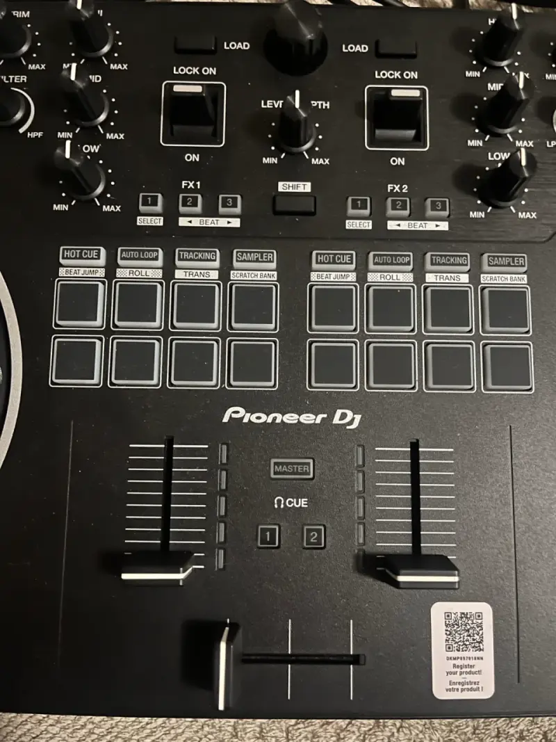 Controlador DJ Pioneer DDJ-REV1 con Serato - 4