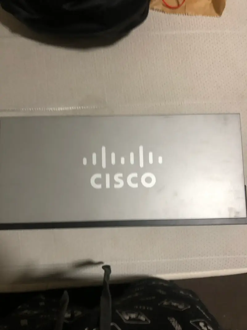 Switch Cisco SF102-24 de 24 Puertos - 1