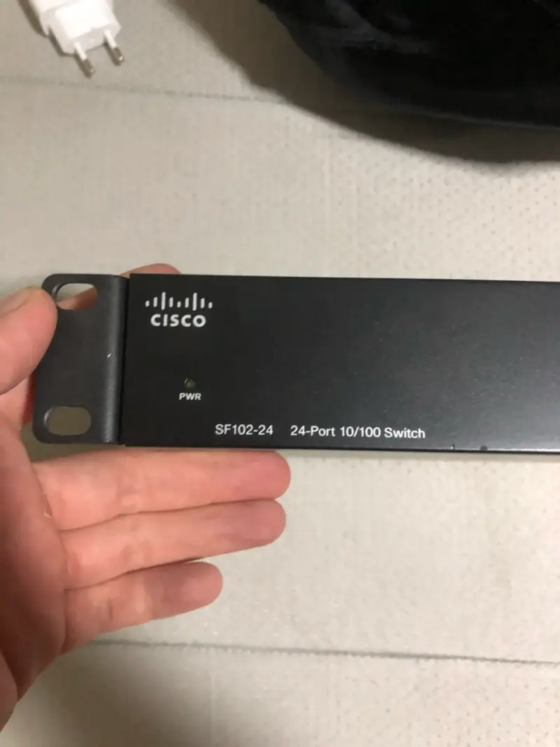 Switch Cisco SF102-24 de 24 Puertos - 2