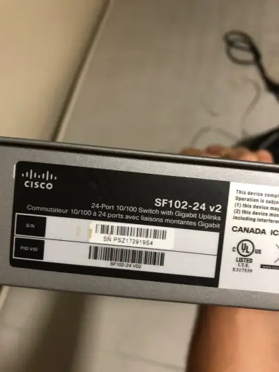 Switch Cisco SF102-24 de 24 Puertos - miniatura 3