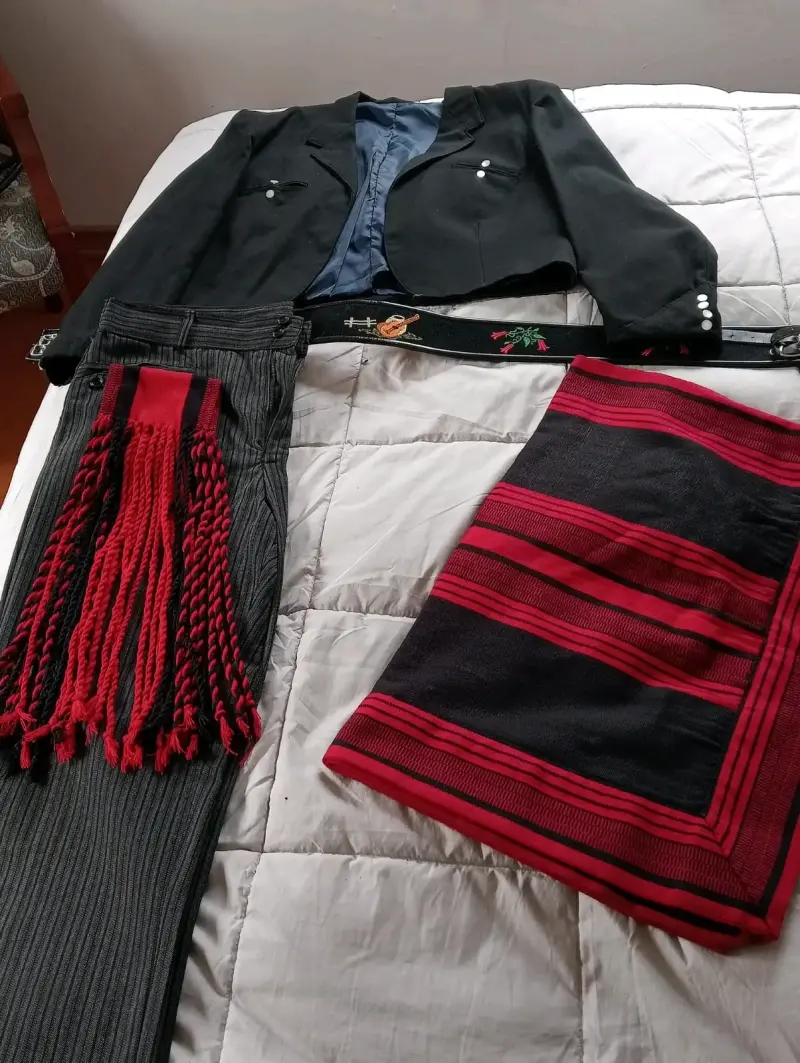 Traje de Huaso Chileno Completo con Sombrero - 1