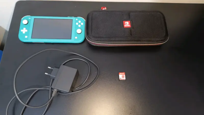 Nintendo Switch Lite turquesa con juego y estuche - 1