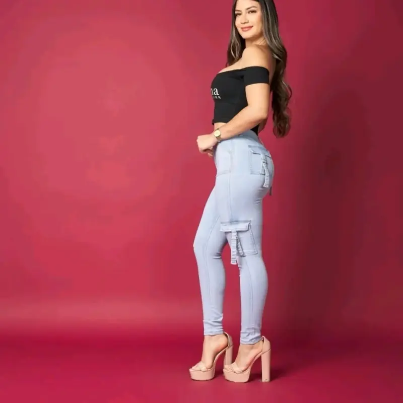 Jeans ajustados para mujer en negro y celeste - 2