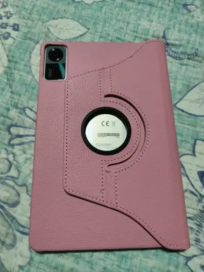 Tablet con funda y teclado rosa - miniatura 1