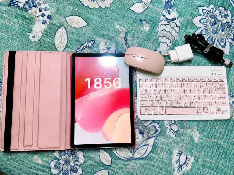 Tablet con funda y teclado rosa - 2