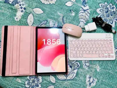 Tablet con funda y teclado rosa - miniatura 2
