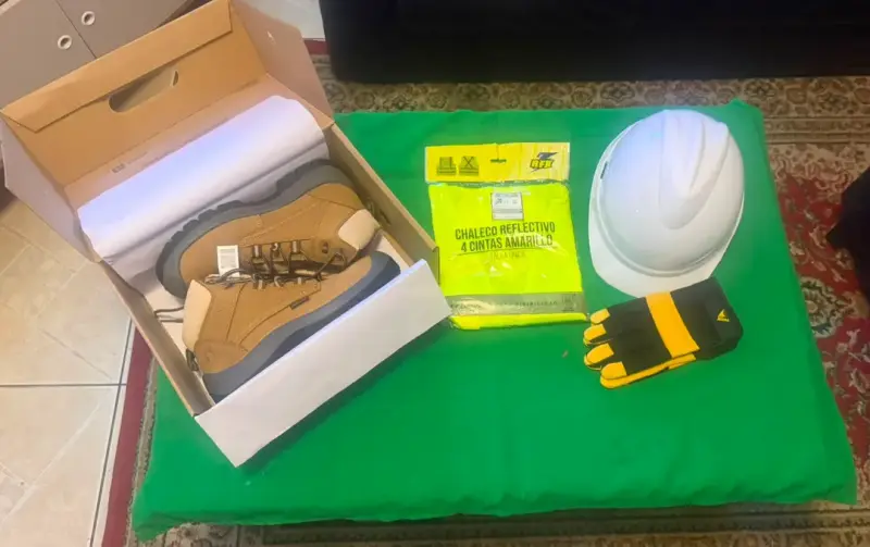 Kit de Seguridad con Botas, Casco y Chaleco Reflectante