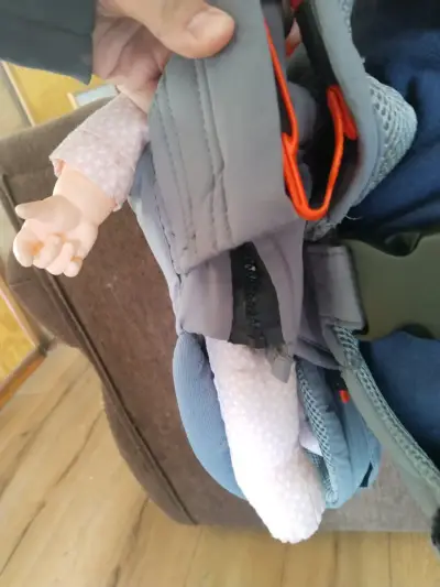Mochila portabebés gris con soporte ajustable - miniatura 1