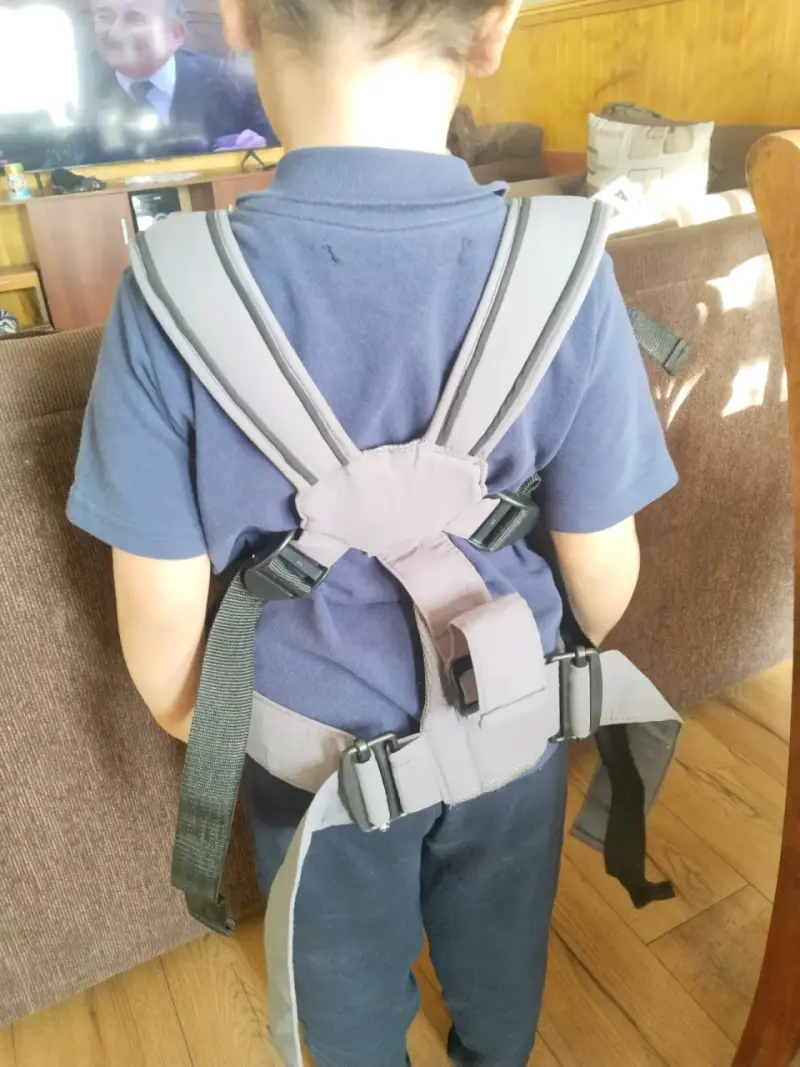 Mochila portabebés gris con soporte ajustable - 2