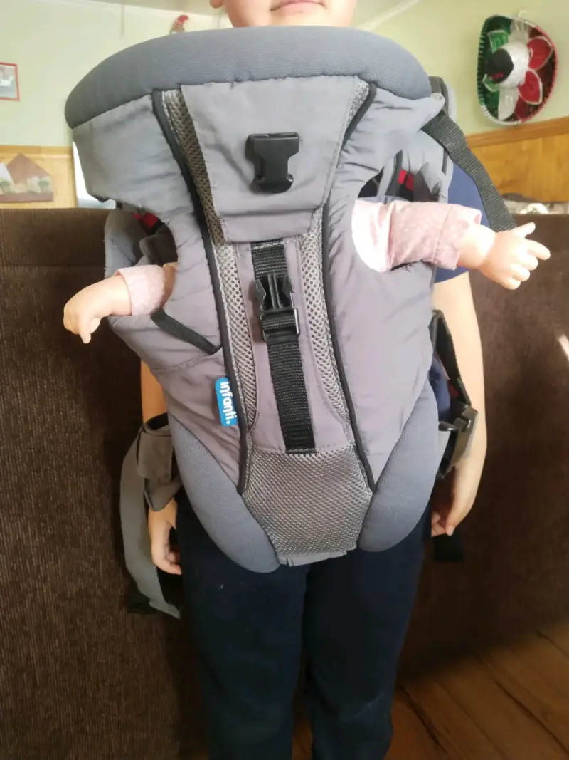 Mochila portabebés gris con soporte ajustable - 3