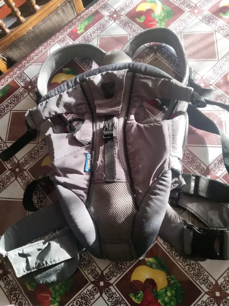 Mochila portabebés gris con soporte ajustable - 4