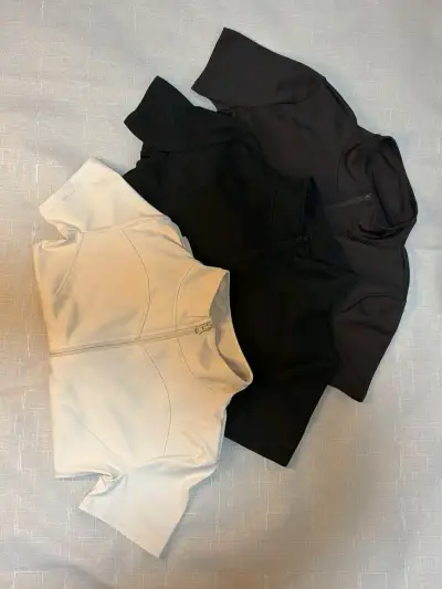 Poleras deportivas con cierre en negro y blanco - miniatura 1
