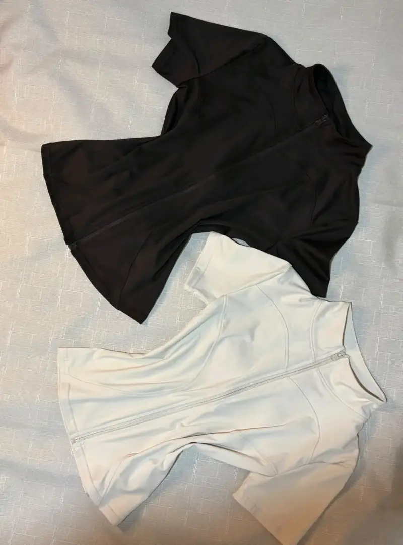 Poleras deportivas con cierre en negro y blanco - 2