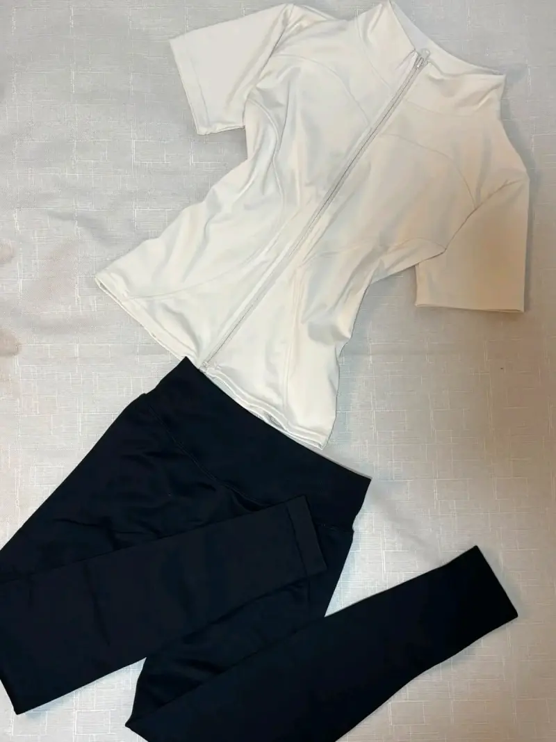 Poleras deportivas con cierre en negro y blanco - 3