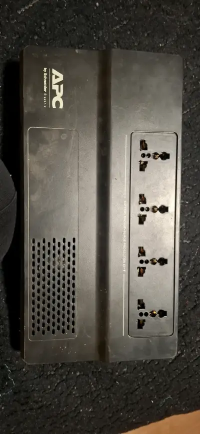 UPS APC con protección contra sobretensiones - miniatura 1