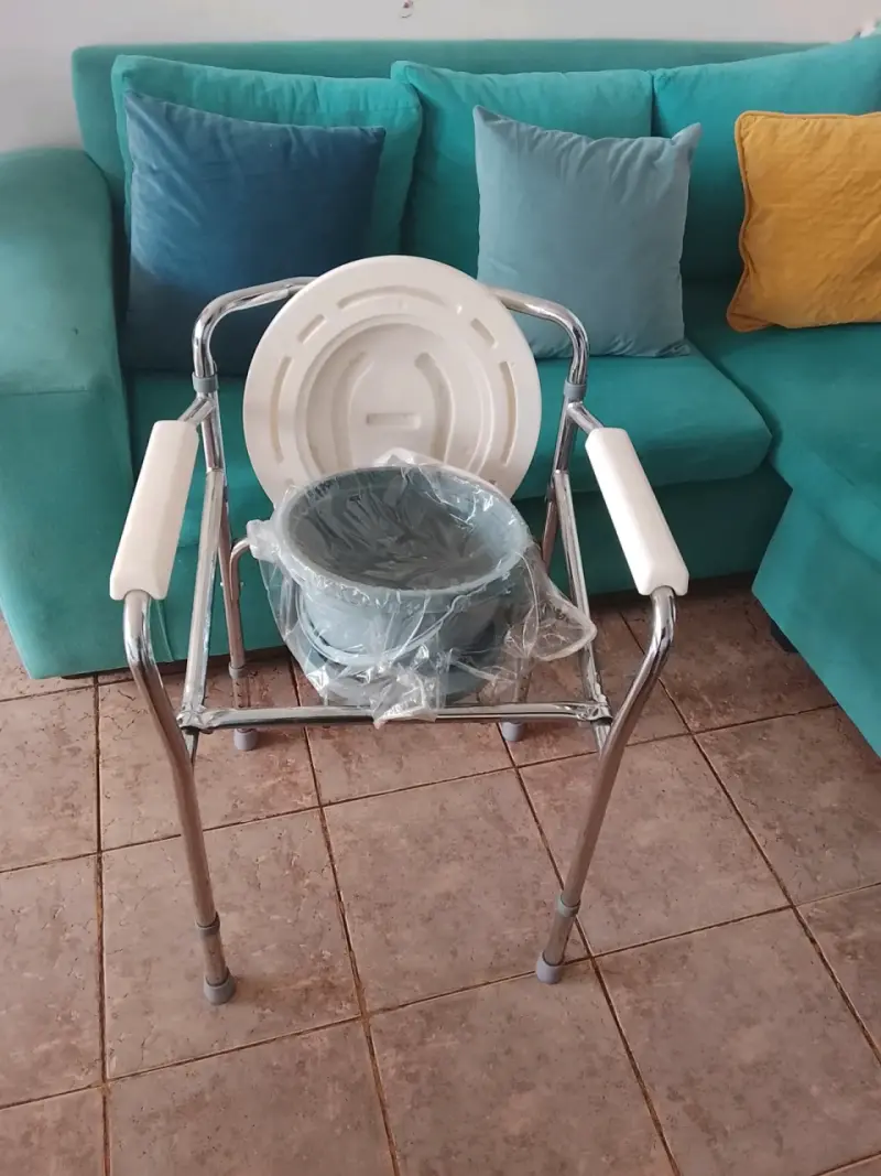 Silla de baño con inodoro portátil