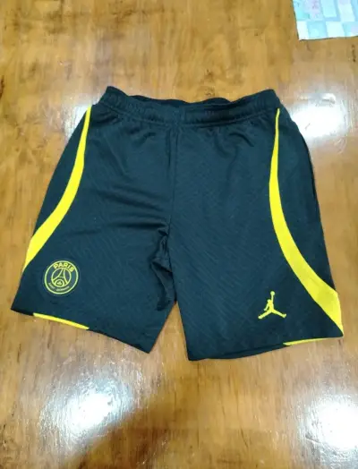 Shorts deportivos PSG Jordan negros y amarillos - miniatura 1