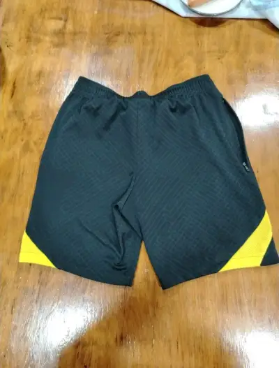 Shorts deportivos PSG Jordan negros y amarillos - miniatura 2